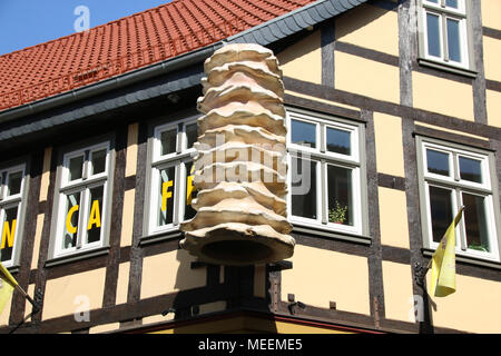 Salzwedel, Germania - 20 Aprile 2018: una tradizionale torta piramide si blocca su una casa in legno e muratura nella città anseatica di Salzwedel. La città è il mondo f Foto Stock