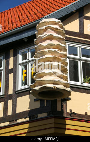 Salzwedel, Germania - 20 Aprile 2018: una tradizionale torta piramide si blocca su una casa in legno e muratura nella città anseatica di Salzwedel. La città è il mondo f Foto Stock