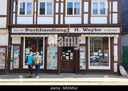 Salzwedel, Germania - 20 Aprile 2018: vista della tradizionale bookstore H. Weye nella città anseatica di Salzwedel. Esso è alloggiato in un mezzo in legno hou Foto Stock