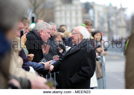 Presidente Michael Higgins e sua moglie Sabina godetevi un aborigeno a Dublino dopo le cerimonie pasquali in O'Connell Street. Credit:reallifephotos/Alamy Foto Stock