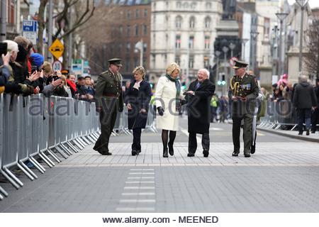 Presidente Michael Higgins e sua moglie Sabina godetevi un aborigeno a Dublino dopo le cerimonie pasquali in O'Connell Street. Credit:reallifephotos/Alamy Foto Stock