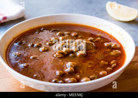 In casa la zuppa di Okra (Gumbo) con il pane. I cibi tradizionali. Foto Stock