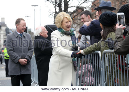 Presidente Michael Higgins e sua moglie Sabina godetevi un aborigeno a Dublino dopo le cerimonie pasquali in O'Connell Street. Credit:reallifephotos/Alamy Foto Stock