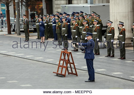 Un display militare nella parte anteriore del gPO in Dublino Irlanda in onore del 1916 Pasqua in aumento. Credit:reallifephotos/Alamy Foto Stock