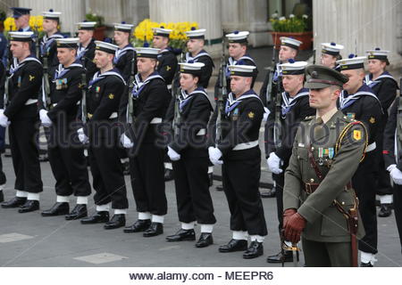 Un display militare nella parte anteriore del gPO in Dublino Irlanda in onore del 1916 Pasqua in aumento. Credit:reallifephotos/Alamy Foto Stock