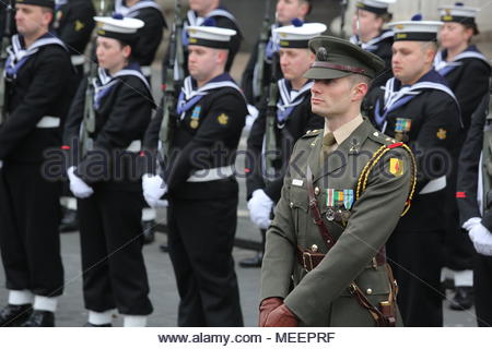 Un display militare nella parte anteriore del gPO in Dublino Irlanda in onore del 1916 Pasqua in aumento. Credit:reallifephotos/Alamy Foto Stock