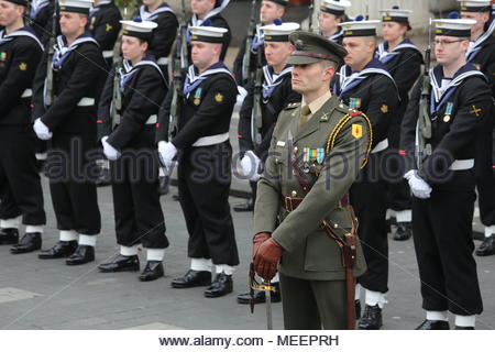 Un display militare nella parte anteriore del gPO in Dublino Irlanda in onore del 1916 Pasqua in aumento. Credit:reallifephotos/Alamy Foto Stock