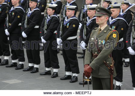 Un display militare nella parte anteriore del gPO in Dublino Irlanda in onore del 1916 Pasqua in aumento. Credit:reallifephotos/Alamy Foto Stock