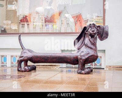 TALLINN, Estonia-aprile 16, 2018: Pippo Weiner Dog Park banco nella città vecchia Foto Stock