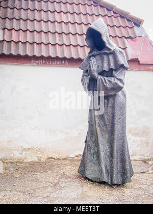 TALLINN, Estonia-aprile 16, 2018: Giant scuro Monaco fantasma della statua di Paolo me in re danese giardino (Taani Kuninga) Foto Stock