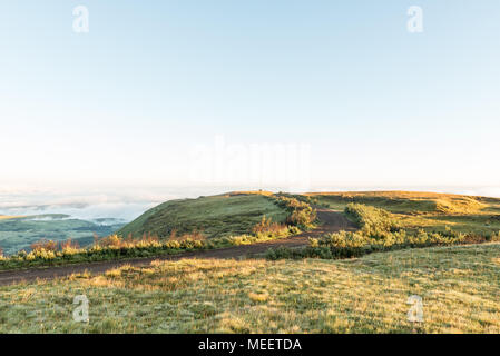 Sunrise sulla strada per la sentinella parcheggio nel Drakensberg con la nebbia nelle valli di QwaQwa Foto Stock