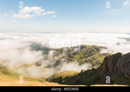 Vista dal sentiero di sentinella per le Tugela Falls nel Drakensberg. Il punto di partenza presso il parcheggio auto è visibile Foto Stock