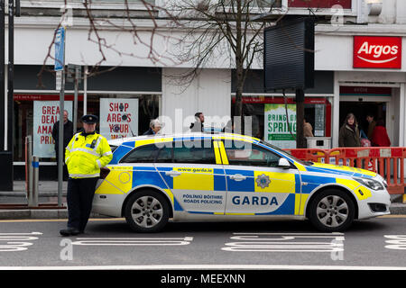 Garda i funzionari al fine di Patrick Street, che attualmente ha un divieto di auto dalle 3 alle 6:30pm, ad eccezione dei mezzi di trasporto pubblico. Foto Stock