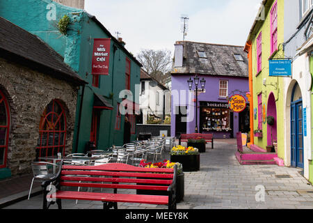 Aprile 17th, 2018, Kinsale, County Cork, Irlanda - case colorate in Newman Mall e Market street a Kinsale Foto Stock