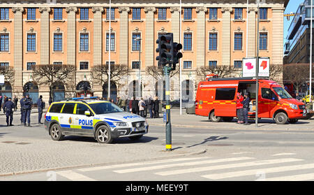 Storstockholms brandforsvar, polizia su Gustav Adolfs torg (quadrato). Persone evacuate dal Ministero degli Affari Esteri Foto Stock