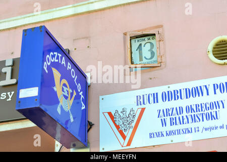 Bialystok, Polonia - 30 Aprile 2012: Ufficio di livello nazionale e internazionale polacco di stato del servizio postale in Bialystok, Polonia. Cartello blu Poczta Polsk Foto Stock