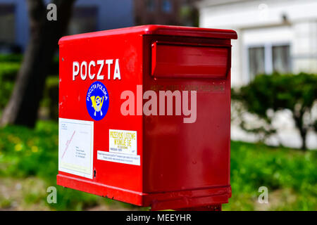 Bialystok, Polonia - 30 Aprile 2012: rosso metallico della cassetta postale nazionale e internazionale polacco di stato del servizio postale. Letter Box sulla strada principale di Bialysto Foto Stock