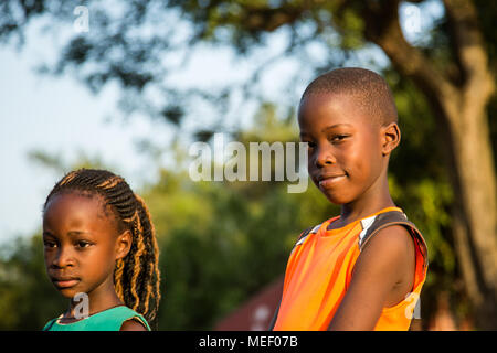 Ritratti di 2 bambini in natura, Uganda Foto Stock
