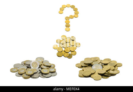 Una pila di monete, il Polacco valuta PLN / zloty polacco e la valuta europea Euro con punto interrogativo composta da dieci euro cent. Isolato su Foto Stock