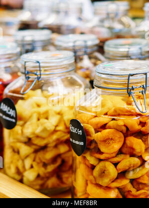 Frutta secca in vasetti di vetro per la vendita nel mercato della frutta Foto Stock