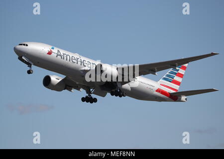 American Airlines Boeing 777 N760UN uscire dall'Aeroporto Heathrow di Londra, Regno Unito Foto Stock