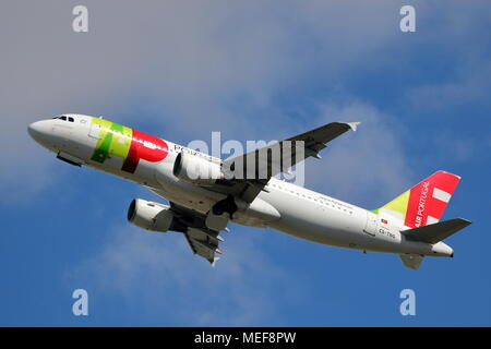 Toccare Airbus A320 CS-TNG uscire dall'Aeroporto Heathrow di Londra, Regno Unito Foto Stock