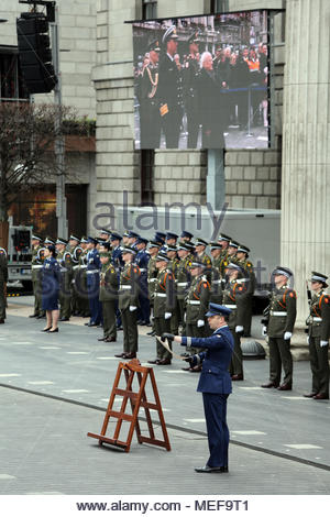 Un display militare nella parte anteriore del gPO in Dublino Irlanda in onore del 1916 Pasqua in aumento. Credit:reallifephotos/Alamy Foto Stock