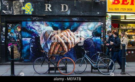 Le vie di londra con arte di strada. Il grintoso e la vita urbana con un messaggio Foto Stock