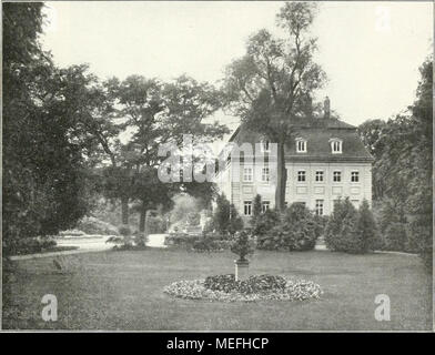 . Die Gartenkunst . Branitz. Blick aul das Schloss vom Blumenbers au&GT; ungen sich selbst erwarb Und dass er seine Schöpfungen selbständig durchführte. Und in diesen lehrt er uns vor allem, dass man die Natur kennen muß, um in und aus ihr Parke zu gestalten. Er hat kein sistema, kein Lehrbuch hinterlassen, dazu war er viel zu wenig Fachmann. Aber er beweist in seinen Werken, dass er sich in seine Aufgaben völlig hineingelebt und als geborener Künstler die Motive verwertet hat, die ihm am nächsten lagen. Nach Pückler kam eine Zeit, die das Wesentliche, das Vertrautsein mit den Motiven der Natur, au Foto Stock