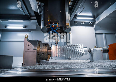 Lavorazione dei metalli macchina CNC. Il taglio di metallo moderna tecnologia di elaborazione. Piccole profondità di campo. Avvertenza - autentica ripresa in avvincenti condit Foto Stock