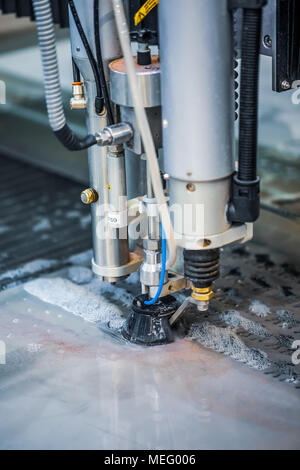 CNC macchina di taglio a getto d'acqua moderna tecnologia industriale. Foto Stock