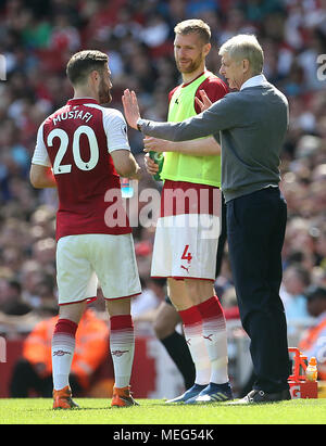 Arsenal manager Arsene Wenger (destra) parla di Shkodran Mustafi (sinistra) durante il match di Premier League a Emirates Stadium di Londra. Foto Stock