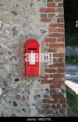 Vecchio ghisa red post box set nella parete di un fienile a Saddlescombe farm, East Sussex, Regno Unito Foto Stock