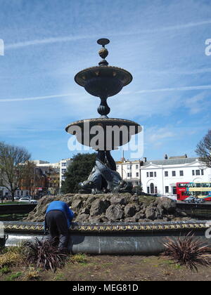 Un tecnico che lavora sulla Victoria fontana al Old Steine giardini in Brighton, Regno Unito Foto Stock