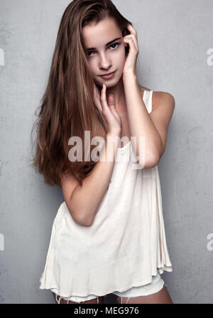 Test del modello con giovani belle moda modello bianco che indossa la t-shirt in studio.ritratto a colori Foto Stock