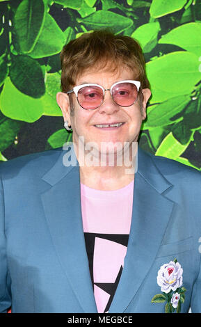 Sir Elton John arriva presso la famiglia gala del nuovo computer-commedia animata Sherlock Gnomi al Cineworld nel quadrato di Leicester, Londra. Foto Stock