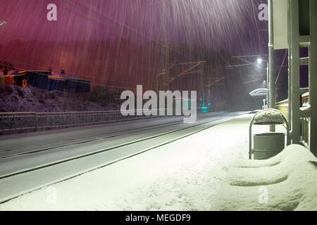 Notte perron. Nevicata sulla deserta stazione ferroviaria, umore di abbandono e di imprevedibilità (Solitudine). Pericolo per la ricezione di Hollywood film di criminalità Foto Stock