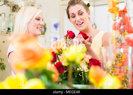 Le donne nel negozio di fiori di rose di acquisto Foto Stock