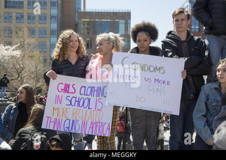 La seconda scuola nazionale Walkout Rally: Aprile 20, 2018: studenti, insegnanti, genitori e altri si sono stretti a Washington Square alla domanda di sicurezza della scuola di pistola e misure di controllo per arrestare il continuo massacro negli Stati Uniti sul xix anniv. della Scuola Columbine massacro in Colorado. Foto Stock