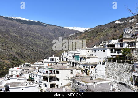 Il villaggio bianco di Pampaneira e visualizzare la Gola di Poqueira a Bubion e Capileira, Las Alpujarras, provincia di Granada, Spagna Foto Stock