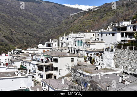 Il villaggio bianco di Pampaneira e visualizzare la Gola di Poqueira a Bubion e Capileira, Las Alpujarras, provincia di Granada, Spagna Foto Stock