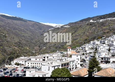 Il villaggio bianco di Pampaneira e visualizzare la Gola di Poqueira a Bubion e Capileira, Las Alpujarras, provincia di Granada, Spagna Foto Stock