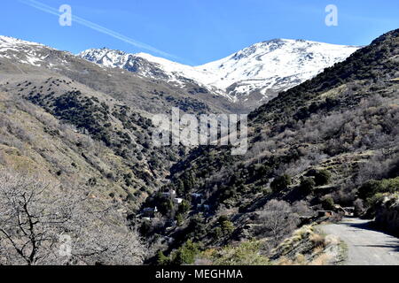 Gola di Poqueira, il villaggio abbandonato di La Cebadilla e Snow capped Sierra Nevada compresi Mulhacen, il più alto in Spagna Spagna Foto Stock