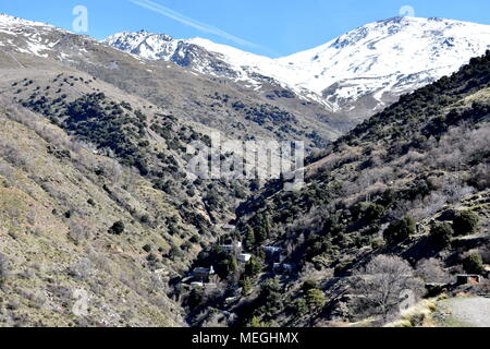 Gola di Poqueira, il villaggio abbandonato di La Cebadilla e Snow capped Sierra Nevada compresi Mulhacen, il più alto in Spagna Spagna Foto Stock