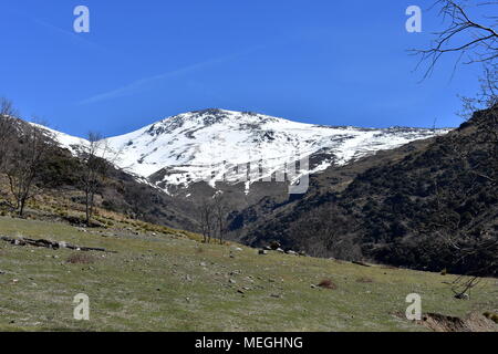 Gola di Poqueira e Snow capped Mulhacen montagna, la montagna più alta in Spagna, Sierra Nevada, Spagna Foto Stock