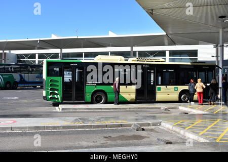 Gli autobus in attesa di partire, Almeria Autobus (stazione Estacion Intermodal), Almeria, Spagna Foto Stock