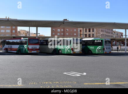 Gli autobus in attesa di partire, Almeria Autobus (stazione Estacion Intermodal), Almeria, Spagna Foto Stock