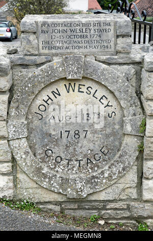 Swanage Dorset, Inghilterra, aprile 2018, una pietra proclama che vi sorgeva una casa usata da John Wesley. Foto Stock