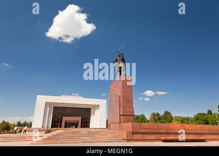 Vista dell'edificio della statale kirghisa Museo storico e il monumento all'eroe dell'epica nazionale Manas di Bishkek city, Repubblica del Kirghizistan Foto Stock