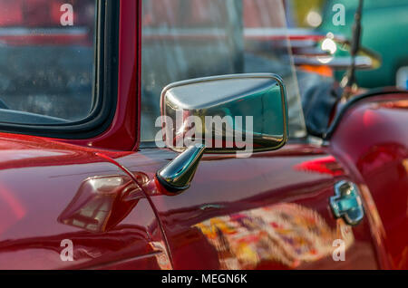 Red Triumph Spitfire convertibile vintage specchio auto closeup a Gliwice, Slesia Upland, Polonia. Foto Stock